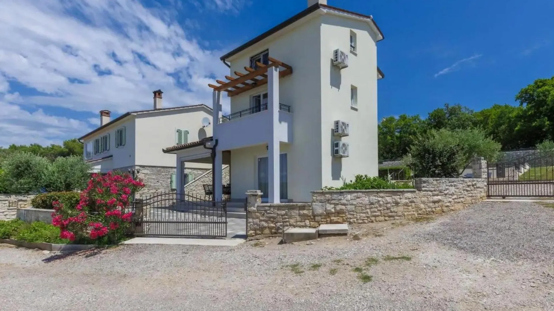 Schoene Villa Camellia Mit Privatem Pool Trgetari